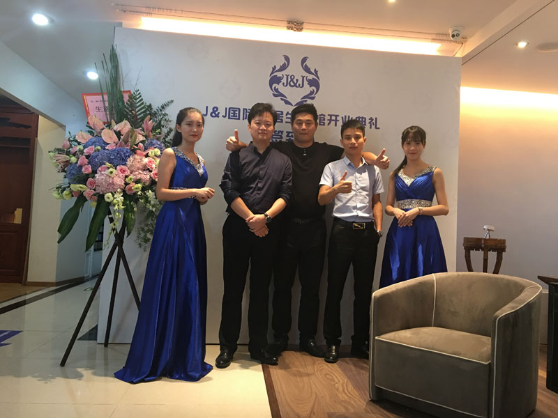 英嘉尼杜總、市場(chǎng)部周經(jīng)理與鄒總合影