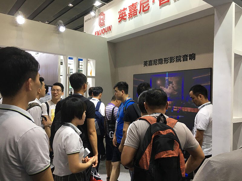 參展嘉賓體驗英嘉尼隱形影院音響效果