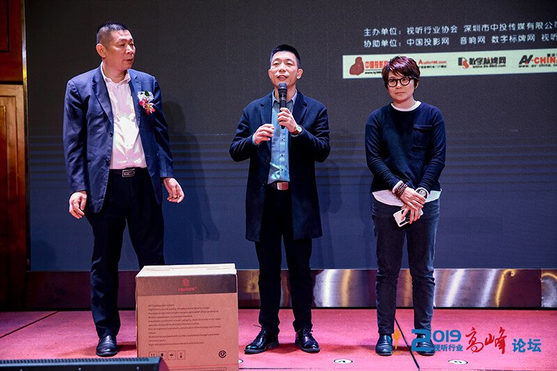 一禾科技董事長陳小林為一等獎得主頒獎